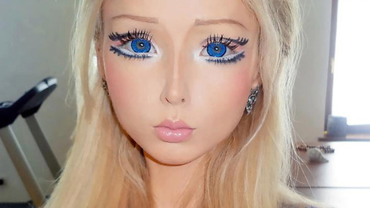 Valeria Lukyanova har genomgått en hel del operationer för att se ut som en mänsklig Barbie. 