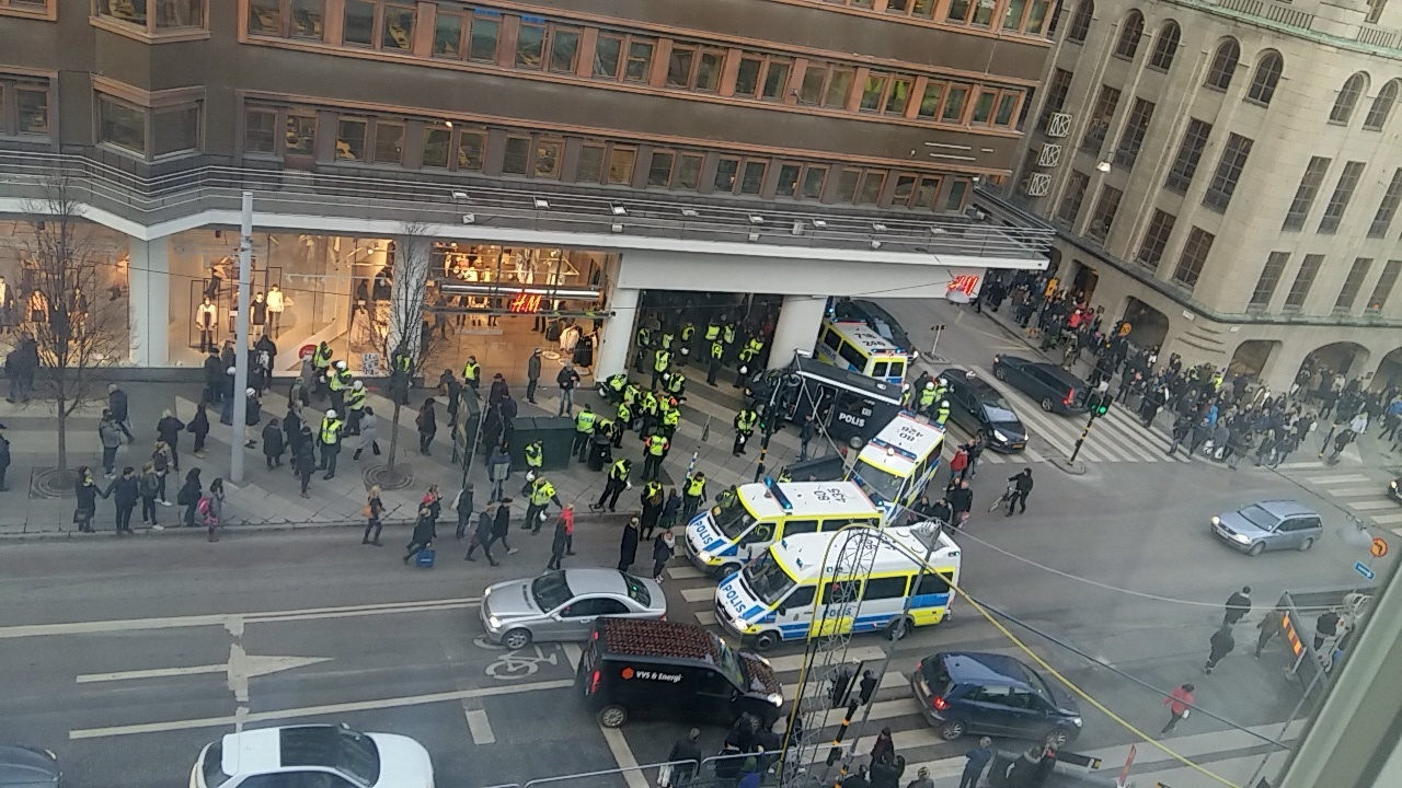 Polisen brottar ner en man. Polisen brottar ner en man.
