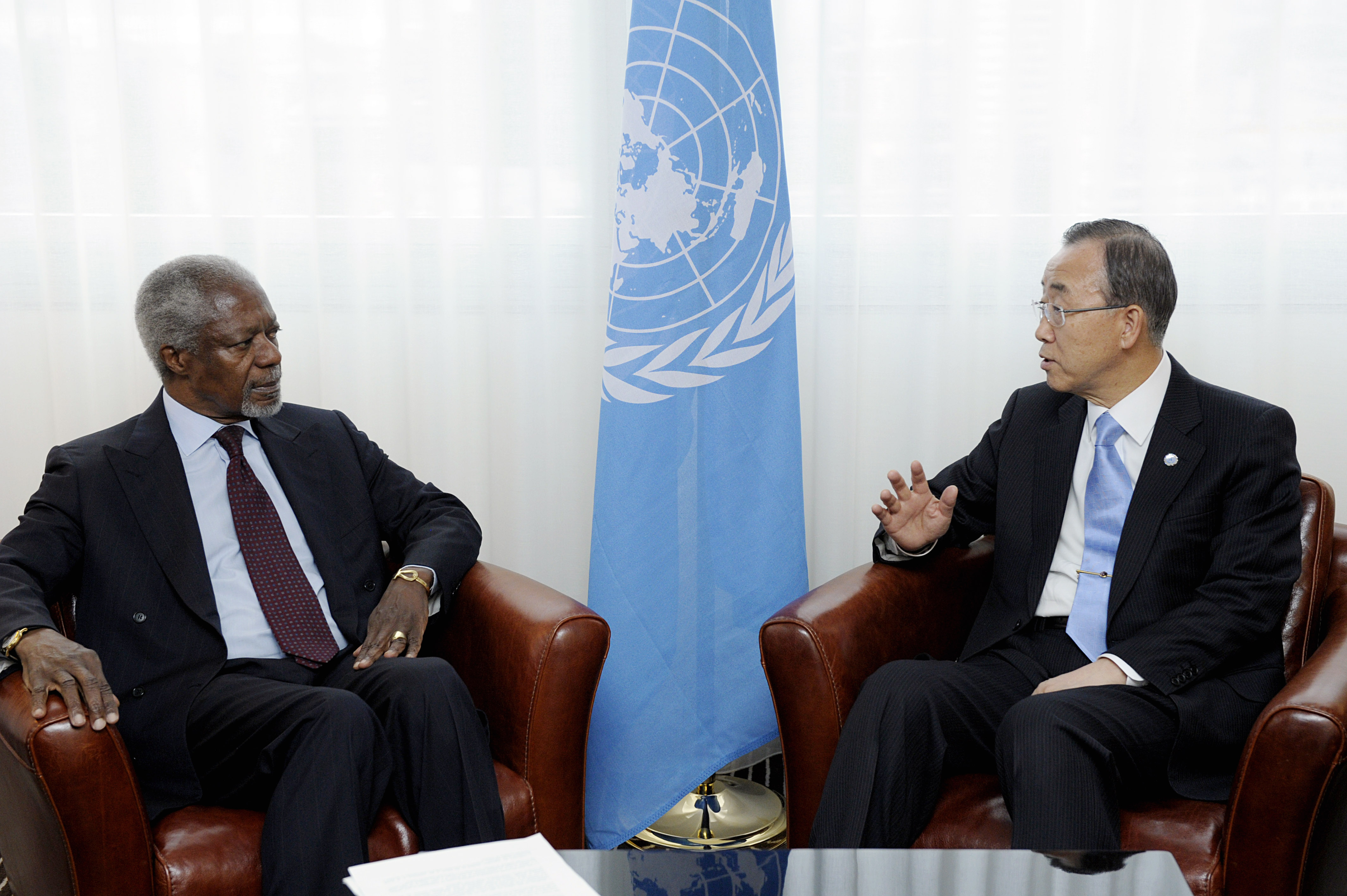 Både FN-medlaren Kofi Annan och FN-chefen Ban Ki-moon har fördömt massakern i Houla. 