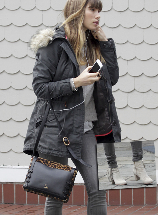 Jessica Biel i skjorta från Zadig & Voltaire, jacka från Joe's Jeans, dunjacka från Moncler (ej i bild), väska och skor från Christian Louboutin. Totalt pris: 45 000 kronor. Jessica Biel i skjorta från Zadig & Voltaire, jacka från Joe's Jeans, dunjacka från Moncler (ej i bild), väska och skor från Christian Louboutin. Totalt pris: 45 000 kronor.