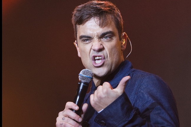 Robbie Williams har friat till sin flickvän Ayda Field.