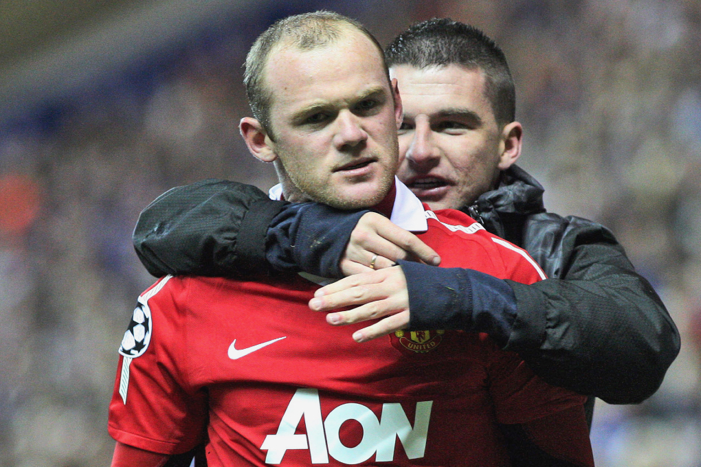 Rooney kramas om av en supporter. Frågan är om han kan återvinna fansen respekt och kärlek efter det stora sveket?