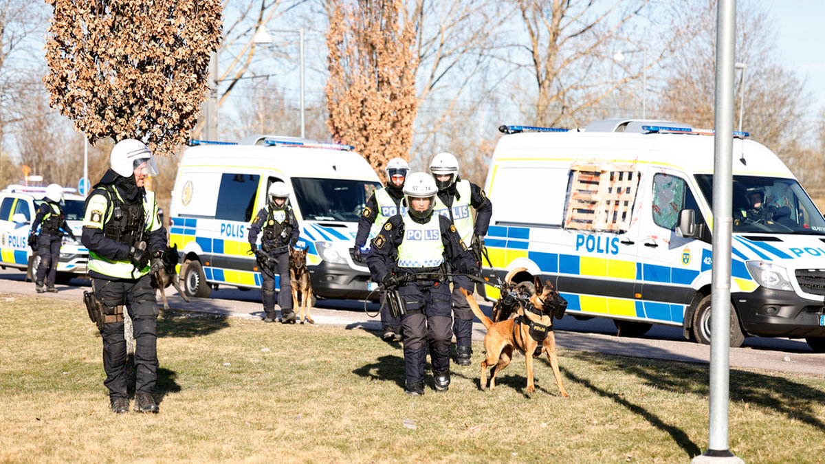 Kravallutrustad polis med polishundar under upploppen i Norrköping i april förra året. Arkivbild.