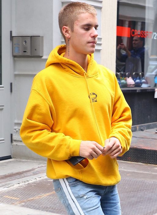 Justin Bieber piggar upp i en citrongul munkis i New York. Justin Bieber piggar upp i en citrongul munkis i New York.