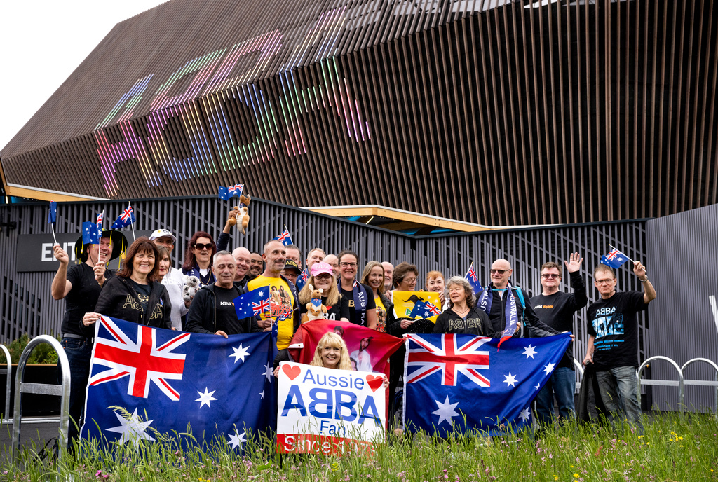De australiska Abba-fansen vid den nybyggda arenan i Queen Elizabeth Olympic Park i London ser fram emot 'Abba voyage'.