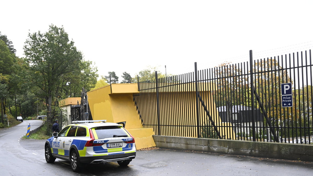 Polis utanför Irans ambassad på Lidingö. Tidigare under söndagen greps nio personer utanför ambassaden misstänkta för våldsamt upplopp.