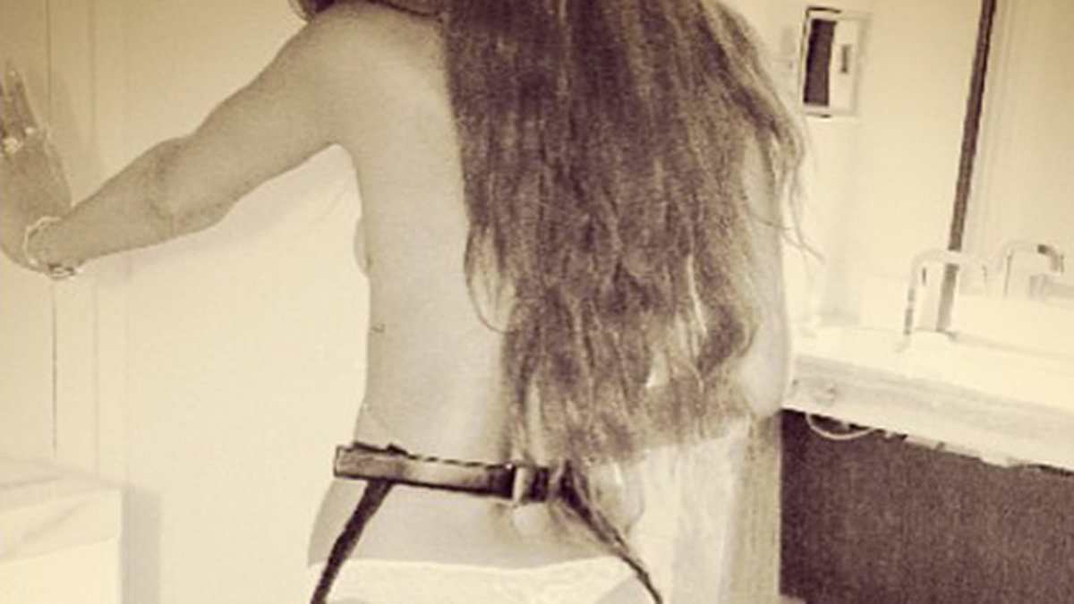 Rihanna poserar i stringtrosor på sin Instagram.