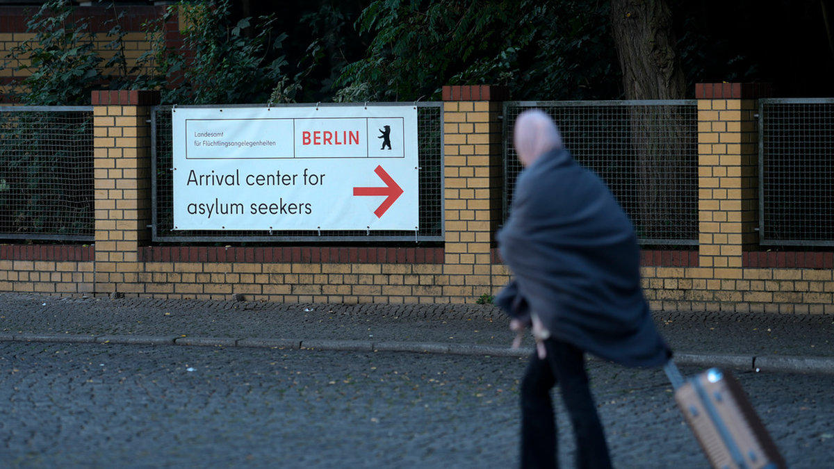 En kvinna lämnar ett registreringscenter för asylsökande i Berlin. På flera håll i landet vittnar nu migrationscenter om överfulla asylboenden där sängplatserna har tagit slut. Arkivbild.