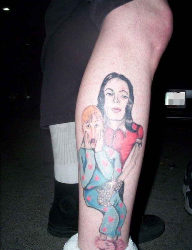 Vi antar att detta är Michael Jackson som antastar en pojke. Vi antar att detta är Michael Jackson som antastar en pojke.