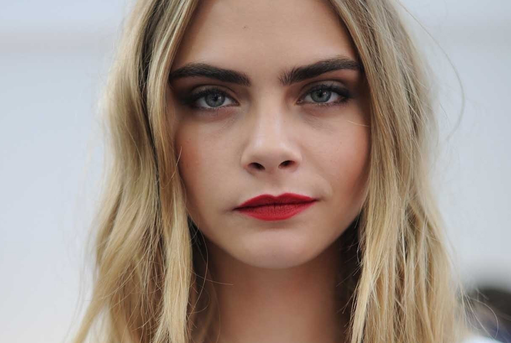 Caras signum är hennes tjocka och fina ögonbryn. För att hålla dom i trim så använder hon balsam på ögonbrynen, och stylar dom med Anastasias Tinted Brow Gel. Anastasia säljs på till exempel Åhlens och Kicks och kostar kring 200 kronor. Caras signum är hennes tjocka och fina ögonbryn. För att hålla dom i trim så använder hon balsam på ögonbrynen, och stylar dom med Anastasias Tinted Brow Gel. Anastasia säljs på till exempel Åhlens och Kicks och kostar kring 200 kronor.