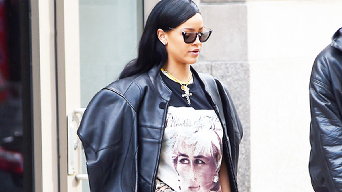 Rihanna lämnar sin lägenhet i New York med prinsessan Diana på tröjan. 