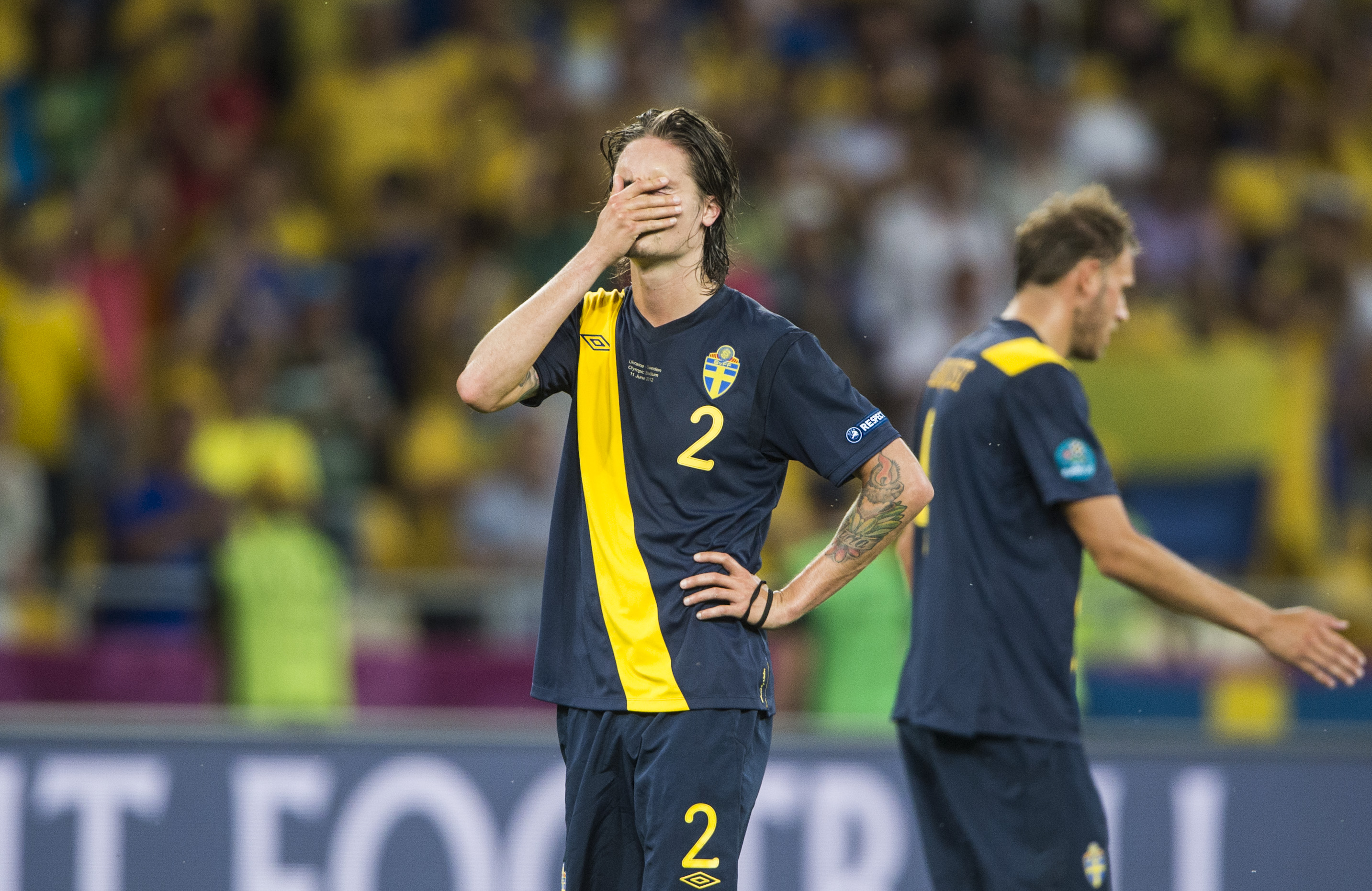 6. Mikael Lustig deppar efter sin egen och Sveriges floppmatch mot Ukraina.