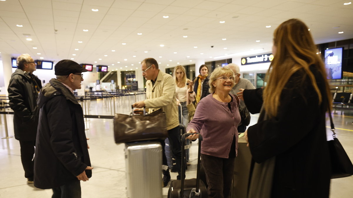 Barbara Zylbering och flera svenskar när de anlände till Arlanda under natten till fredagen efter att ha evakuerats med ett flygplan från Ben Gurion-flygplatsen utanför Tel-Aviv.