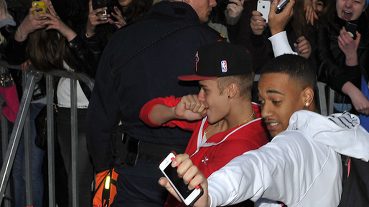 Han anlände med mask och besvikna fans grät - men sista kvällen dansade Bieber mot sin buss på väg till konserten. 