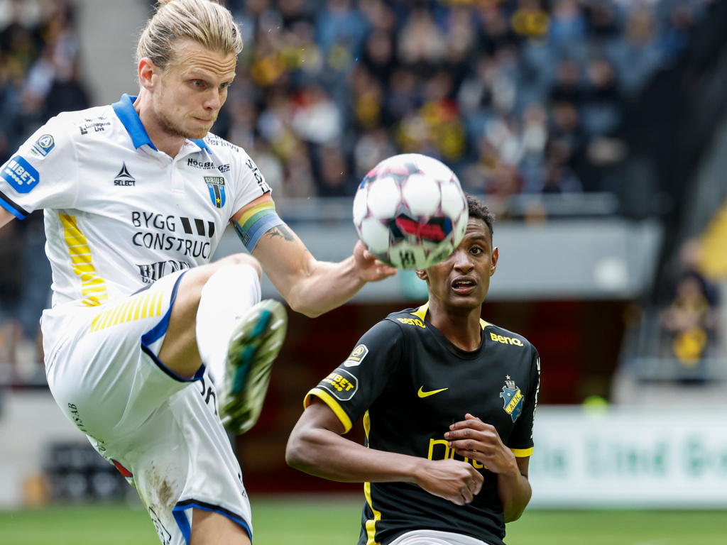 Sirius Tim Björkström och AIK:s Amar Abdirahman Ahmed i duell i 2–2-matchen på Friends arena.