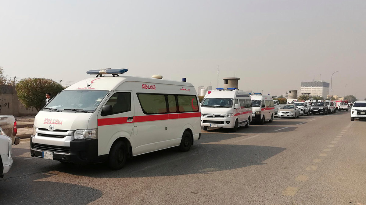 Ambulanser utanför PMF-högkvarteret i Bagdad efter torsdagens attack.