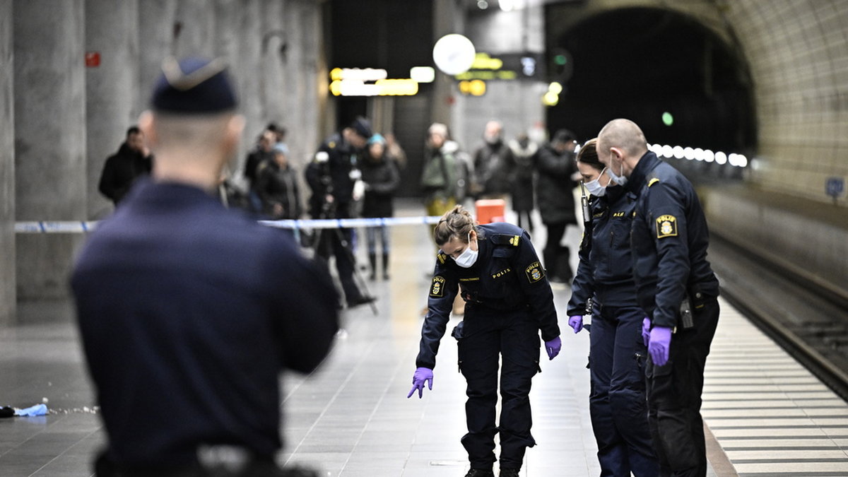 Polisens kriminaltekniker arbetar innanför avspärrningarna på perrongen på station Triangeln i Malmö på tisdagskvällen efter ett mordförsök.