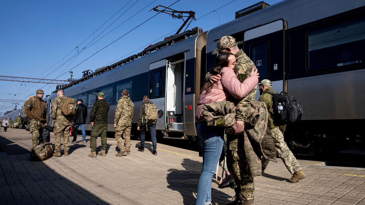 Ukrainska soldater på väg att stiga på ett tåg i Kramatorsk på torsdagen.