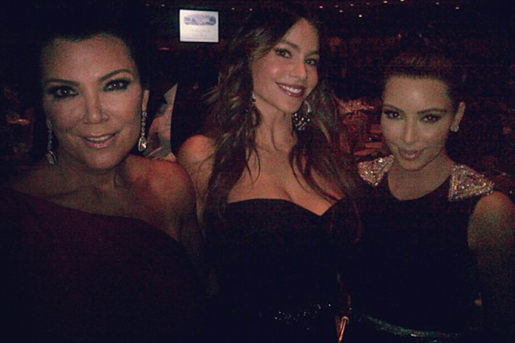 Kim Kardashian tog med mamma och sexsymbolen Sofia Vergara på biokväll. 