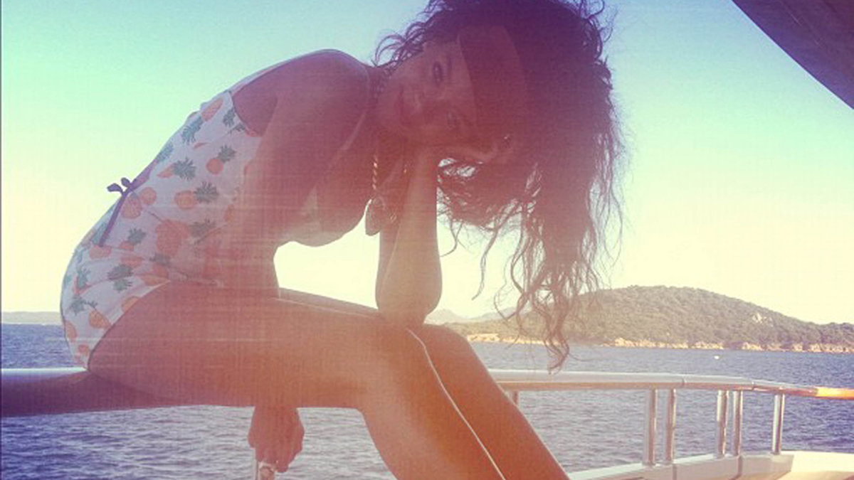 Rihannas sköna lyxsemester förra året blev omskriven. Sångerskan chillade på en lyxyacht vid Rivieran. 