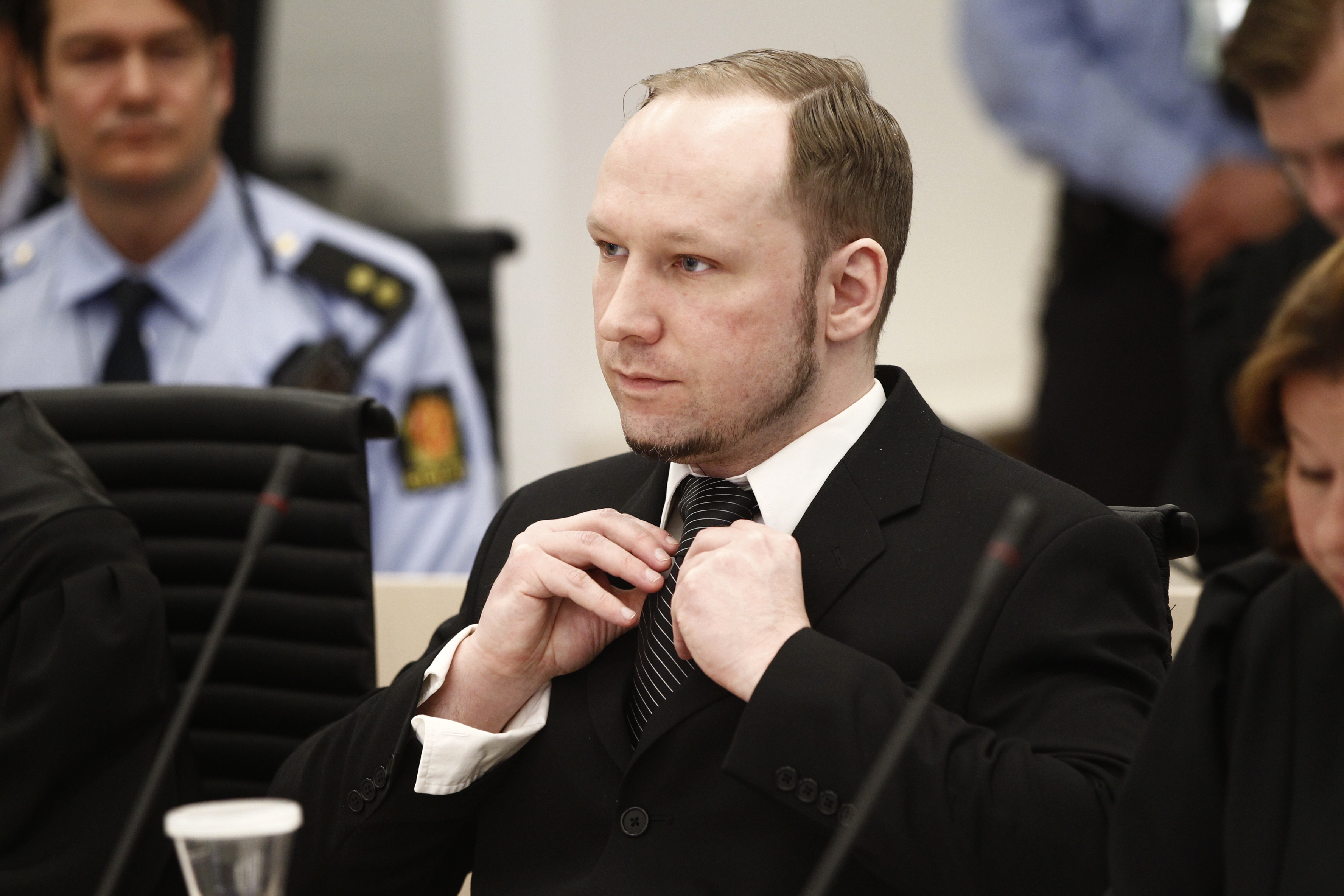 Breivik vägrar vid ett flertal tillfällen att svara på åklagarens frågor under den tredje dagen.