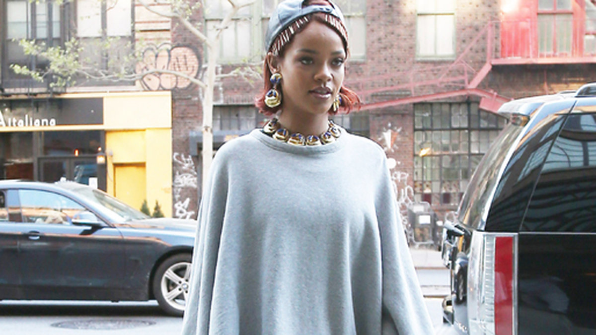 Några dagar senare körde Rihanna en grå poncho.