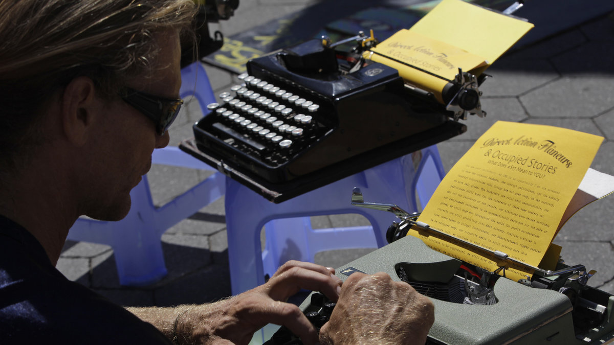 En aktivist skriver på skrivmaskin under Occupy Wall Street.
