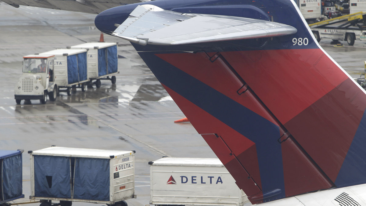 En bagagelastare stal över 100 000 kronor från ett flygplan.
