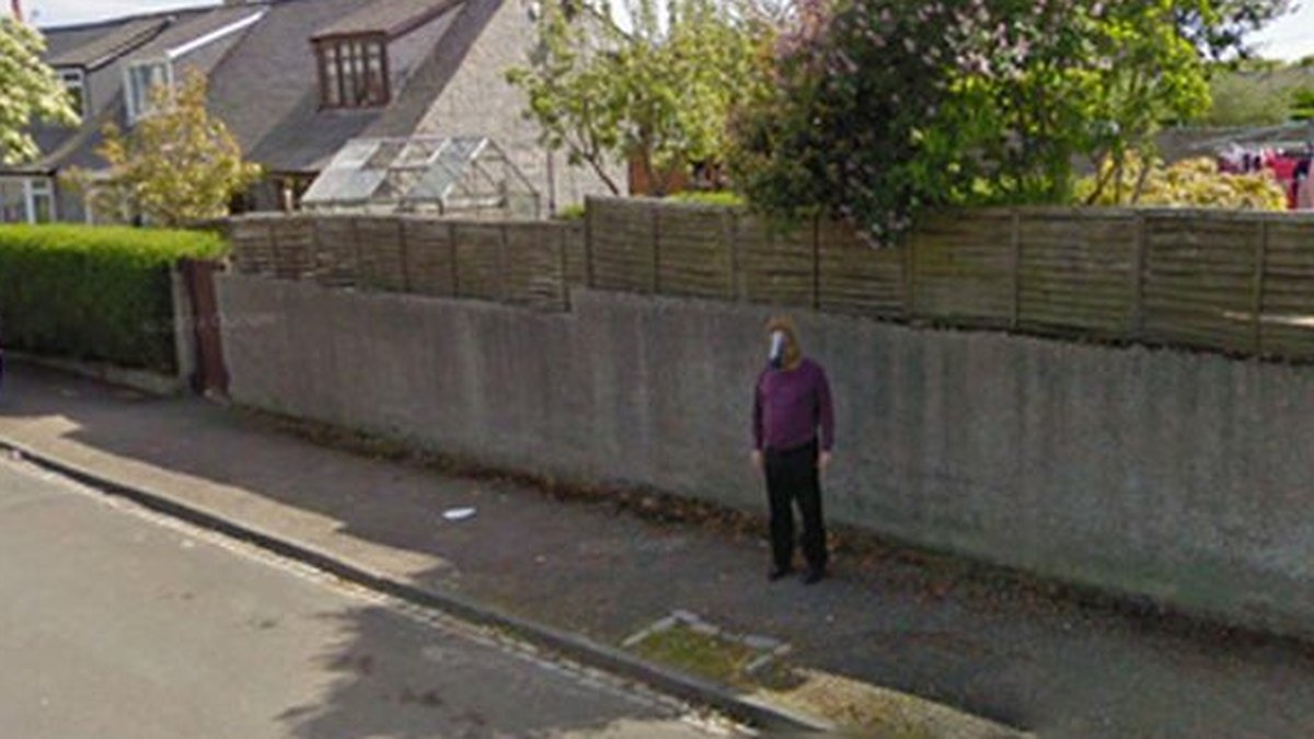 Hästmannen. Han blev en internetsensation efter att Google Street View fångat en bild av honom på Aberdeen street. Om det var en slump eller planerat är fortfarande oklart. 