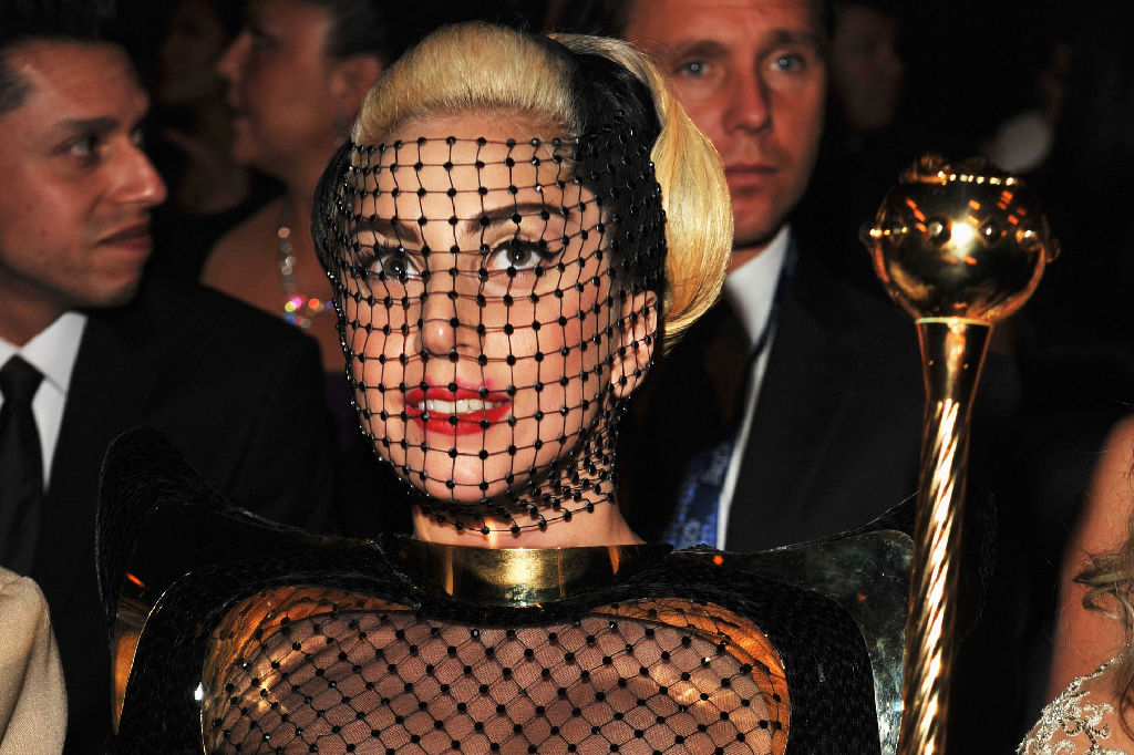 Gagas stackars öga hängde visst inte med i det här tajta kasslernätet.