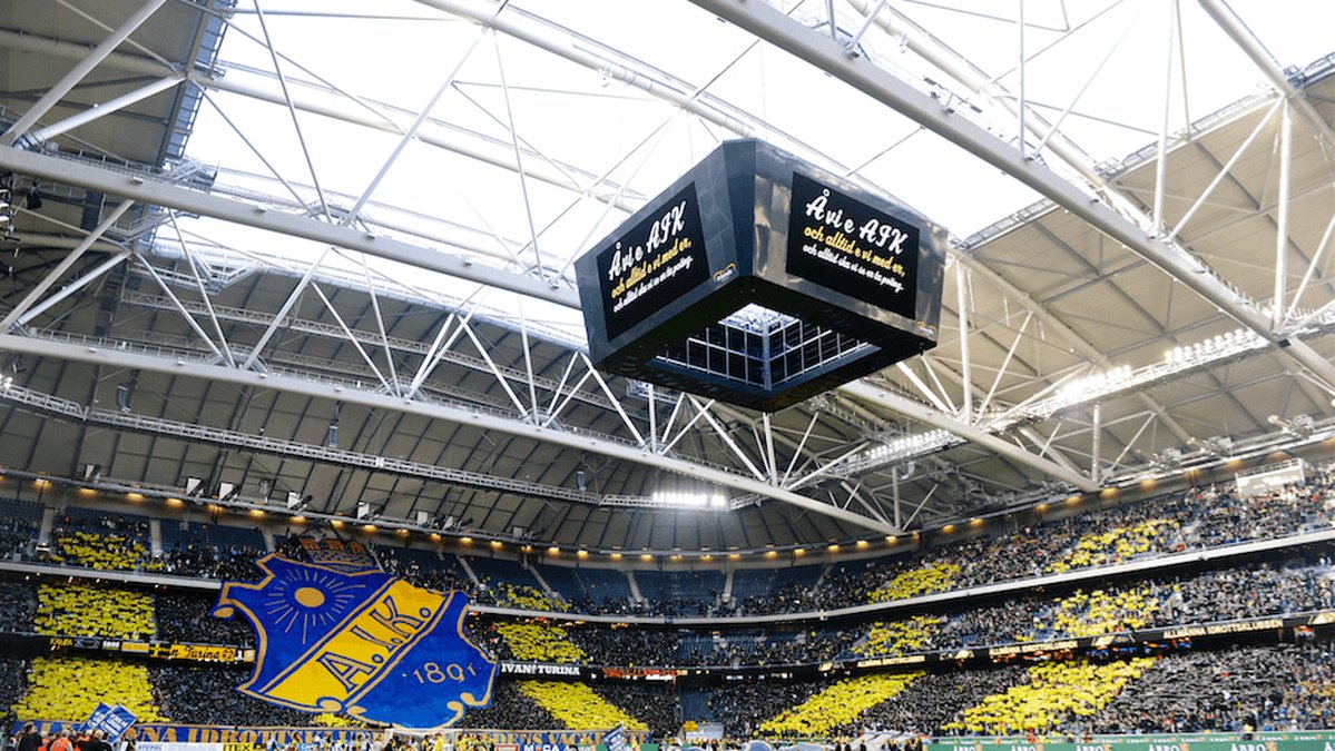 AIK med ett tifo som täckte en stor del av Friends Arena mot Djurgården. 