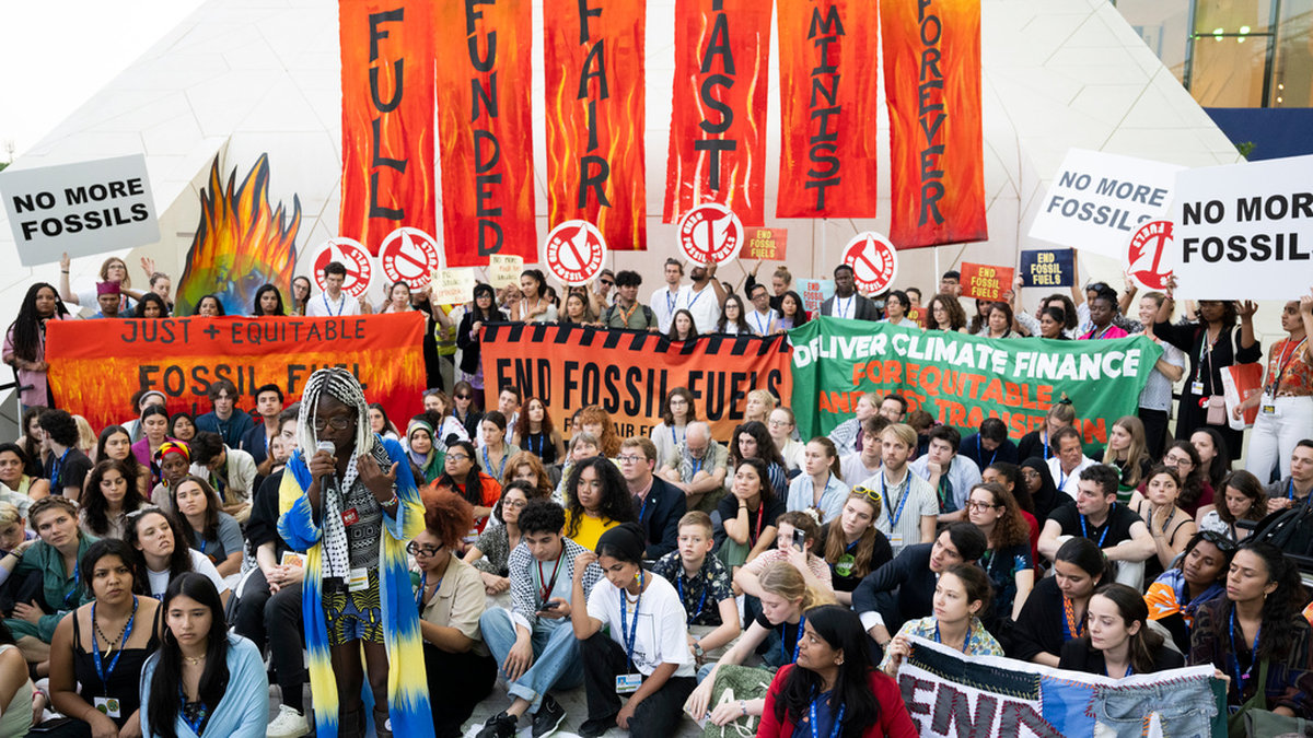 En demonstration mot fossila bränslen på COP28 i Dubai.