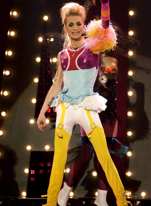 Rickard Engfors och hans otroligt färgstarka outfit framför låten "Ready for me" i Melodifestivalen år 2005.