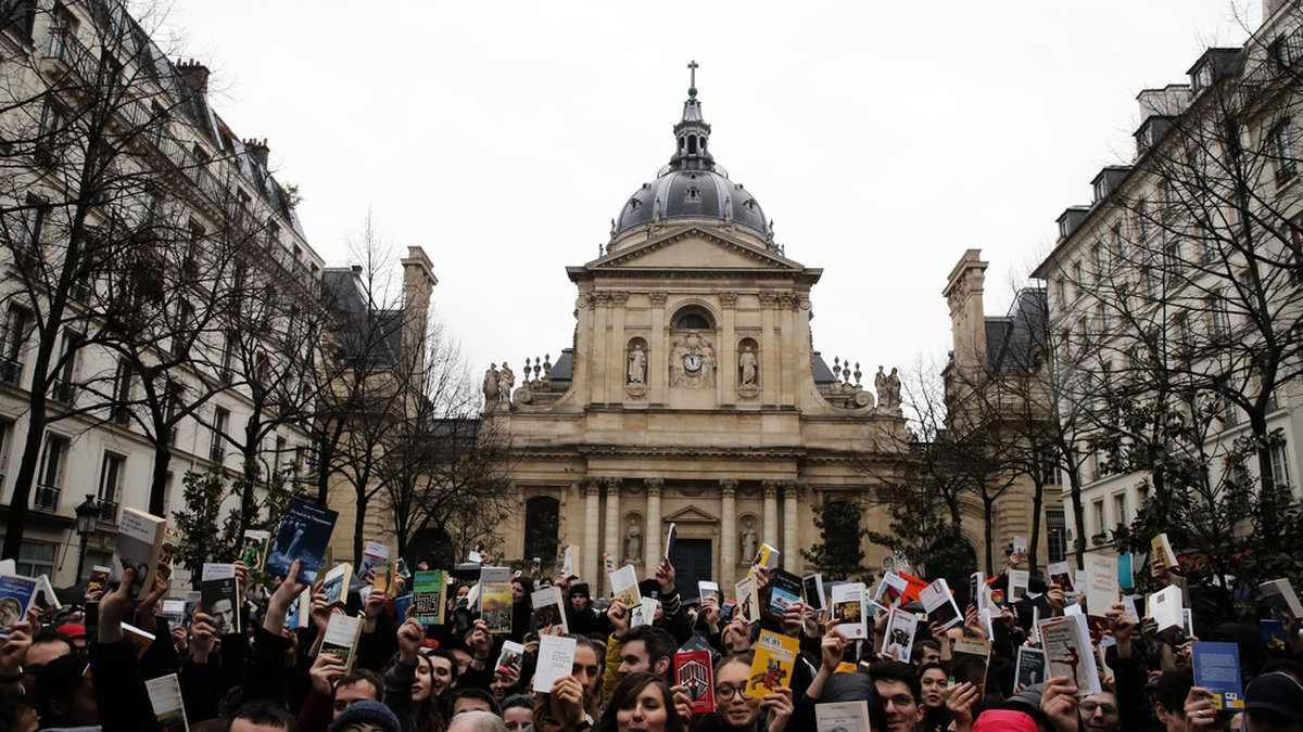 Studenter och forskare vid Sorbonne-universitetet i Paris 2020. Arkivfoto.
