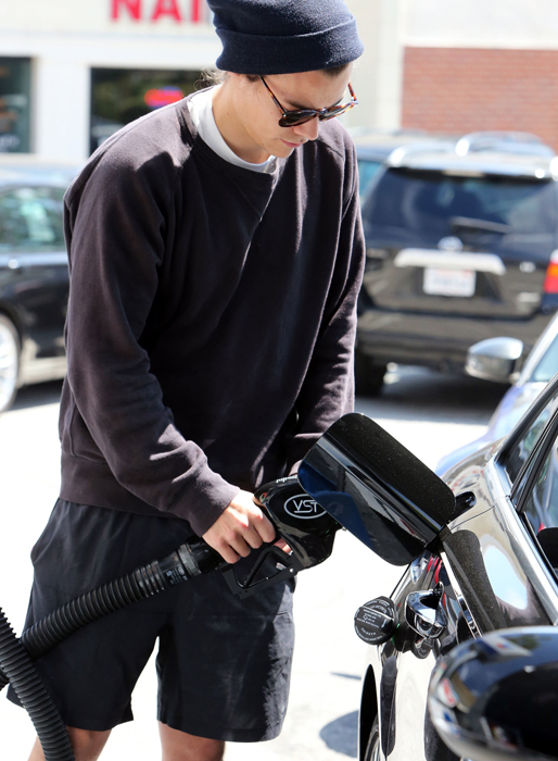 Harry Styles tankar bilen i Beverly Hills. Harry Styles tankar bilen i Beverly Hills.
