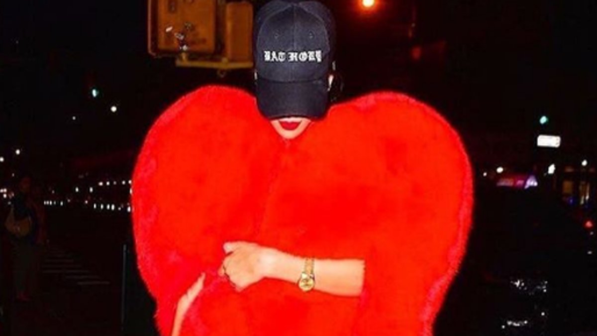 Rihanna i en röd rävpäls från Saint Laurent. 