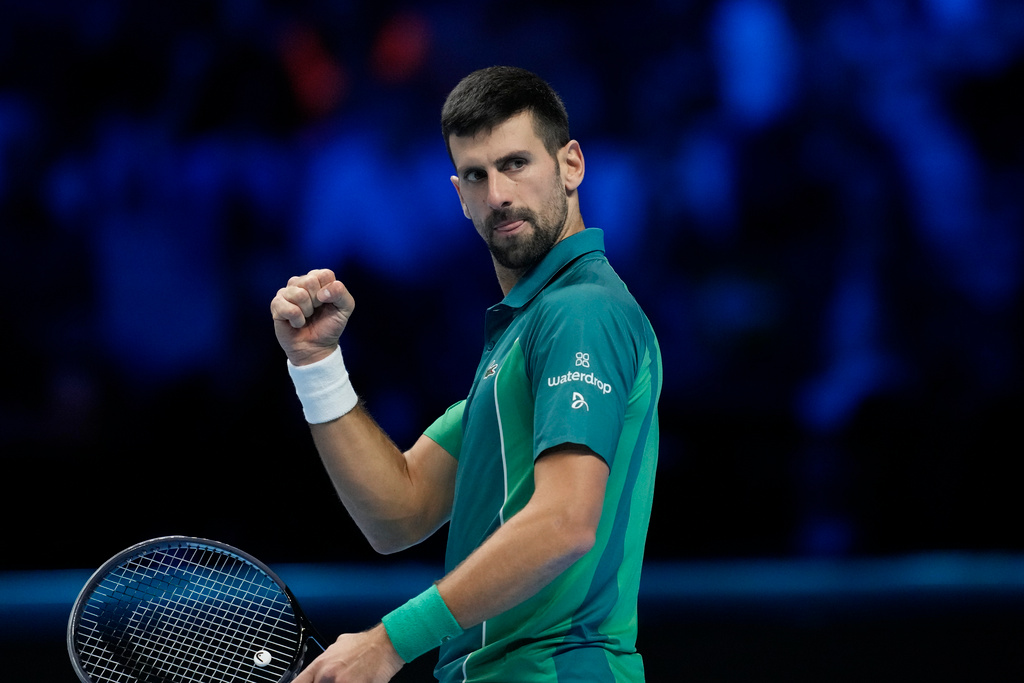 Novak Djokovic knyter näven efter en vunnen poäng i finalen i ATP-slutspelet mot Jannik Sinner.