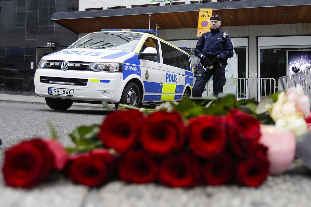 En polis i Stockholm dagen efter attacken. En polis i Stockholm dagen efter attacken.