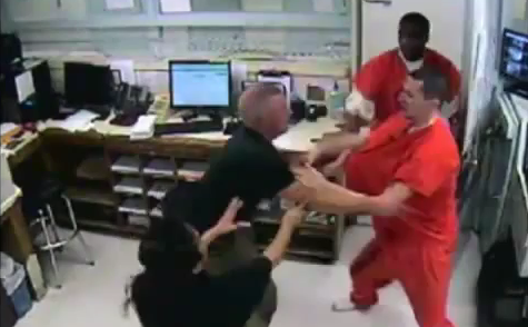 Här attackerar fångarna Trent Archie, längst bort från kameran i orange, och Davis McLeskey, närmast kameran i orange.