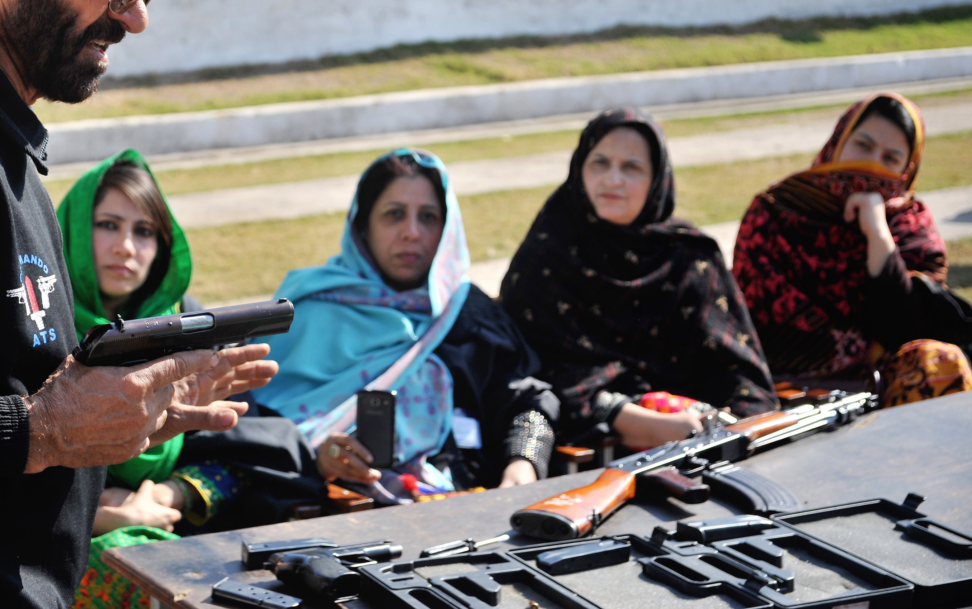 De 8 första kvinnliga lärarna i Pakistan påbörjade nyligen sin vapenutbildning. 