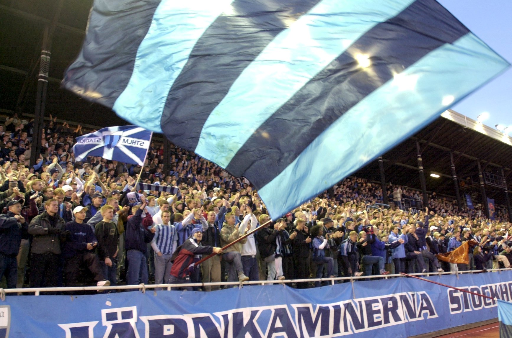 Djurgårdens supportrar har länge anklagats för att vara så kallade "medgångsfans". Här firar de en seger över IFK Norrköping med 6-3 år 2002.