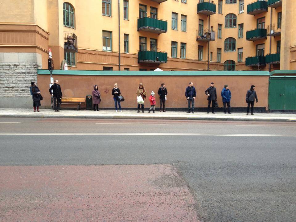 Det handlar helt enkelt om att svenskar inte verkar tycka om att stå för nära varandra när de väntar på bussen.