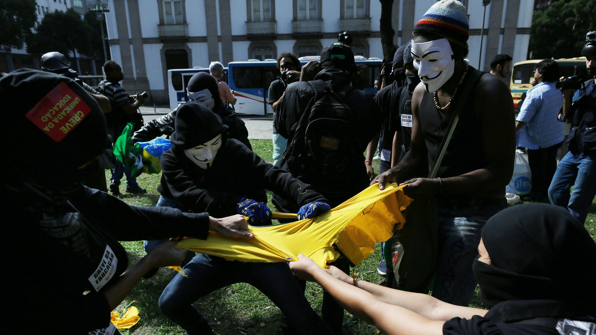 Många demonstranter är maskerade. 
