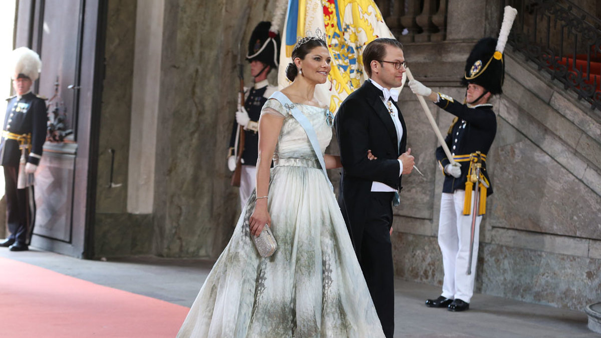 Kronprinsessan Victoria bar en budgetklänning. 