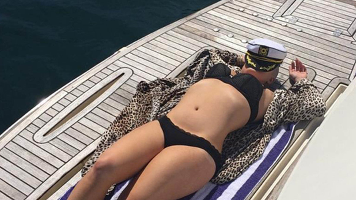 Kelly Osbourne njuter av solen på en yacht.