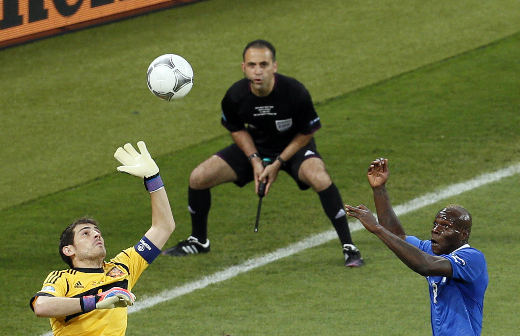 Casillas når högst i en luftduell mot Balotelli. Men vad gör domaren i bakgrunden? Casillas når högst i en luftduell mot Balotelli. Men vad gör domaren i bakgrunden?