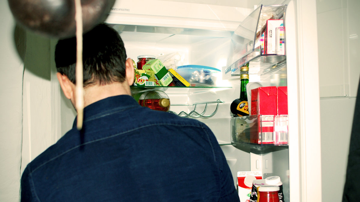 Paolo tittar i kylskåpet...