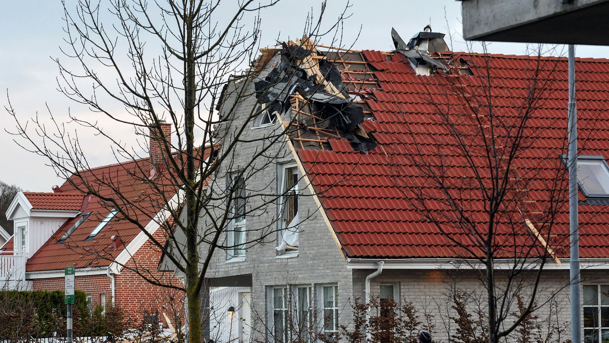 Enligt uppgifter på platsen flög taket från det fyra våningar höga huset 40 meter och träffade en villa på andra sidan gatan.