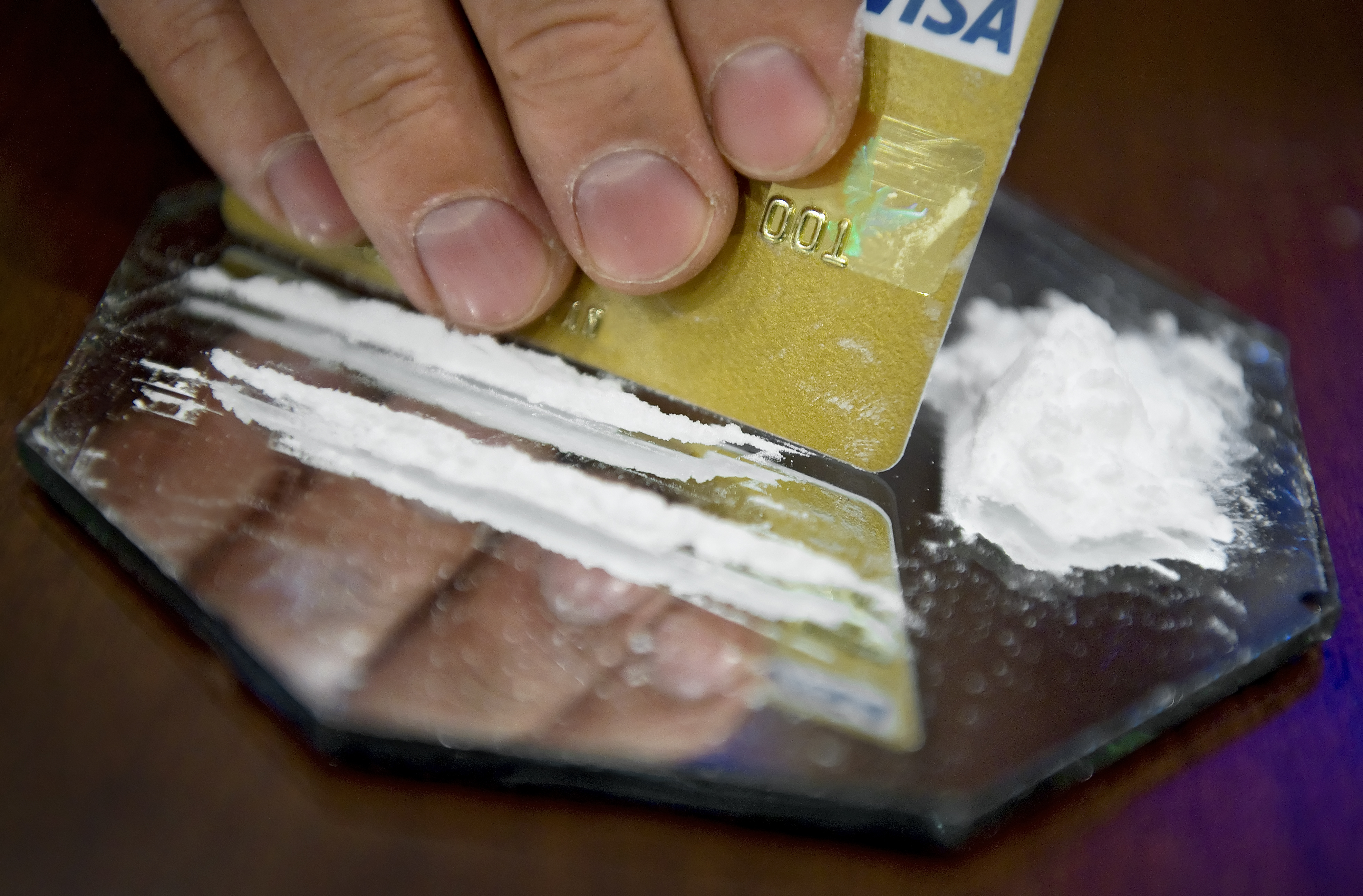Polisen nekar till att flickan köpte kokain och cannabis för 3 600 kronor som de senare tog i lägenheten.
