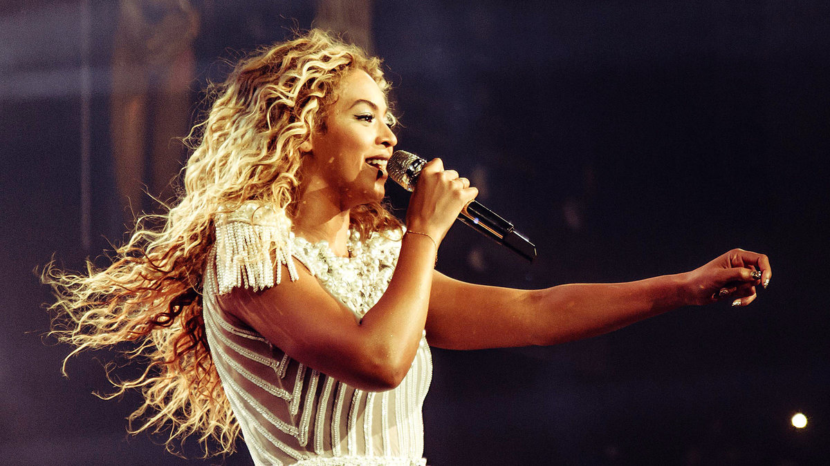 Sångerskan Beyoncé Knowles avbröt en konsert kort efter den friande domen. Hon bad publiken att hålla en tyst minut för Trayvon Martin - sedan sjöng hon "I will always love you".